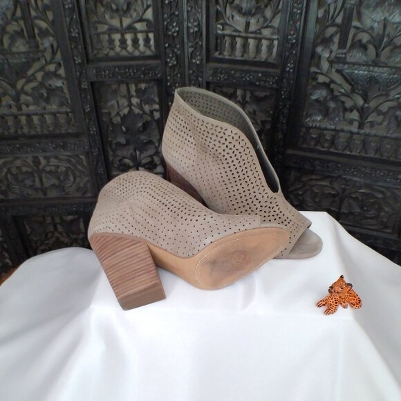 Women's Vince Camuto Suede Open Toe Booties, Size 7 - Picture 4 of 4